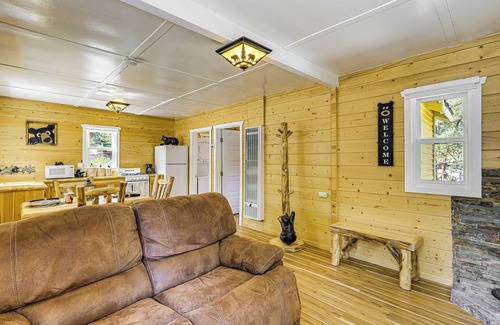 Green Valley Lake Cabina | Walk to Water: Cozy Cabin in Green Valley Lake!