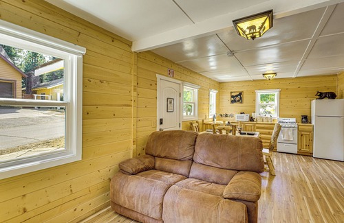 Green Valley Lake Cabina | Walk to Water: Cozy Cabin in Green Valley Lake!