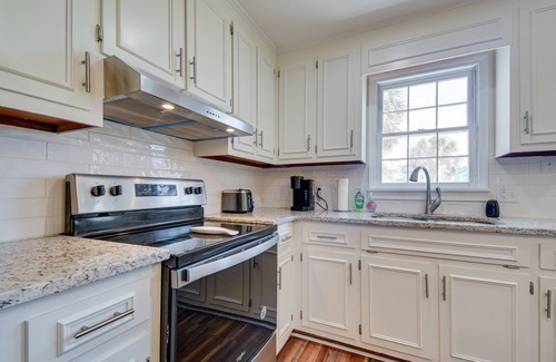 Atlantic Beach Casa | Walk to Water: Coastal-Chic Home Near Myrtle Beach