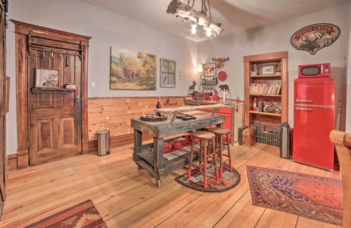 Sturgeon Bay Apartamento | One-of-a-Kind Rustic Retreat in Dtwn Sturgeon Bay!
