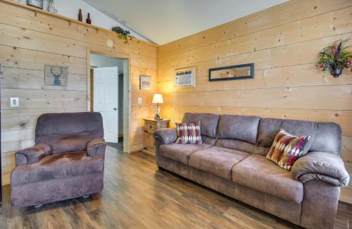 Mountain View Casa | Walk to White River Mountain View Family Cabin!