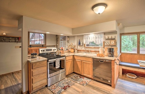 Mount Hood Village Cabaña | Walk to Zigzag River: ‘The Sundance’ Cottage