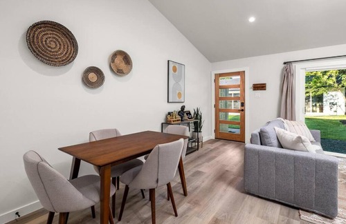 Barton Hills Casa | Walk to Zilker! King Bed, Putting Green, Hot Tub!