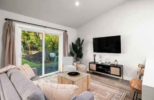 Barton Hills Casa | Walk to Zilker! King Bed, Putting Green, Hot Tub!
