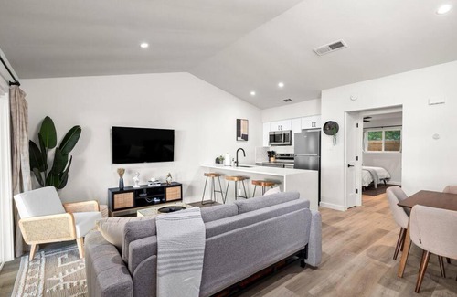 Barton Hills Casa | Walk to Zilker! King Bed, Putting Green, Hot Tub!