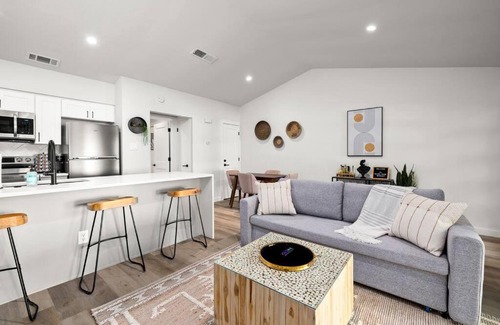 Barton Hills Casa | Walk to Zilker! King Bed, Putting Green, Hot Tub!