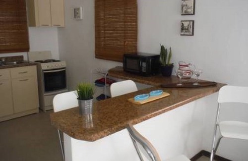 Puerta de Tierra Apartamento | Walk-up PH: 2 dormitorios + terraza privada + vistas = ¡VALOR!