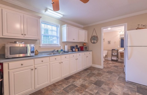 Mars Hill Cabaña | Walk your dog to Mars Hill University and Town Center from the Cascade Cottage