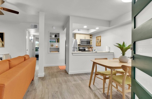 Clarksville Apartamento | Walkable 2Bedroom Austin Stay-King Bed,Pet Friendly,Free Parking,Pool,Sleeps10