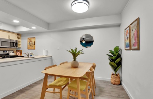 Clarksville Apartamento | Walkable 2Bedroom Austin Stay-King Bed,Pet Friendly,Free Parking,Pool,Sleeps10