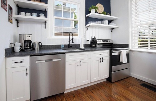 Savannah Victorian District Casa | Walkable 2BR Home I Forsyth Park & Historic District Steps Away