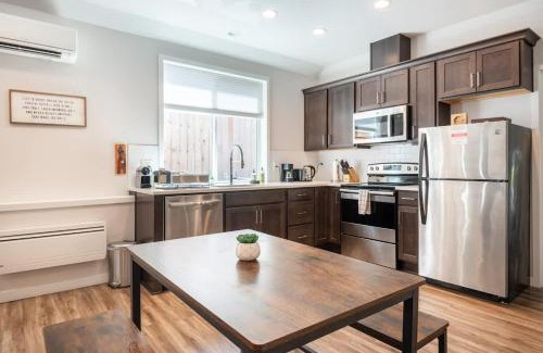 Vernon Casa | Walkable Apt Next to Restaurants, Bars, and Shops!