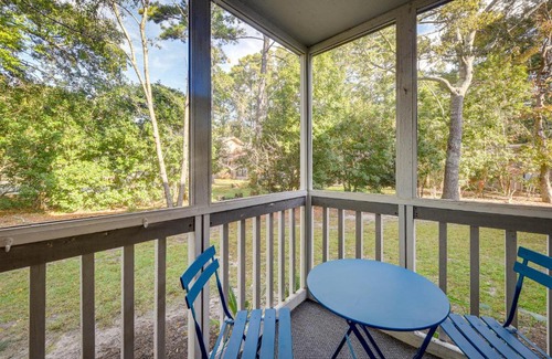 Calabash Apartamento | Walkable Calabash Condo with Pool Access!