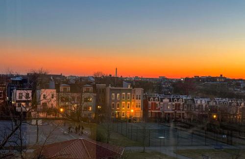 Park View Apartamento | Walkable Columbia Heights Condo with Rooftop Deck!