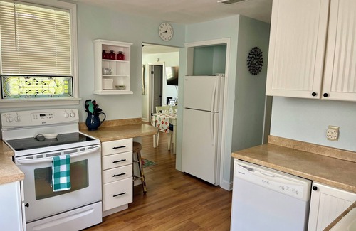 Dunedin Cabaña | Adorable Downtown Dunedin Coral Cottage: admite perros, se puede caminar y es muy lindo