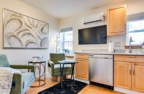 Downingtown Apartamento | Walkable Downingtown Studio w/ Spacious Deck