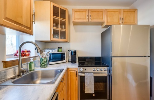 Downingtown Apartamento | Walkable Downingtown Studio w/ Spacious Deck
