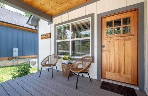 Brevard Casa | Walkable Downtown 5BR - Hot Tub and Resort Access