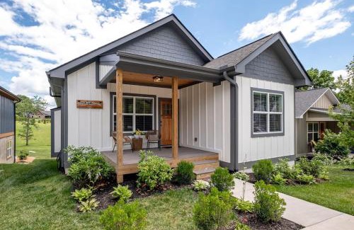Brevard Casa | Walkable Downtown 5BR - Hot Tub and Resort Access