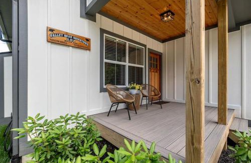 Brevard Casa | Walkable Downtown 5BR - Hot Tub and Resort Access