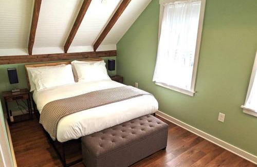 Downtown Buffalo Casa | Walkable Elmwood Cottage, No Chores 2Bath 2BR 2Car