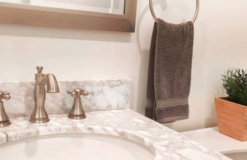 Uptown Apartamento | Walkable ground-floor studio with convenient kitchenette, partial AC & WiFi