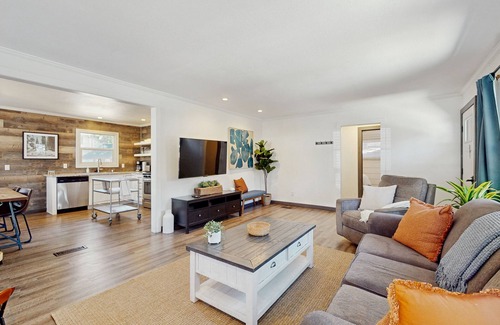 Lakeside Park Cabina | Walkable state-line home just 3 blocks to Heavenly Village w/ hot tub & firepit
