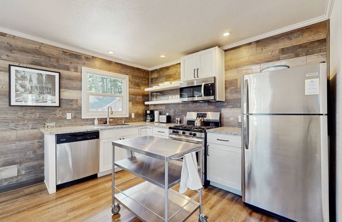 Lakeside Park Cabina | Walkable state-line home just 3 blocks to Heavenly Village w/ hot tub & firepit