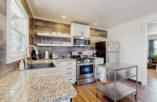 Lakeside Park Cabina | Walkable state-line home just 3 blocks to Heavenly Village w/ hot tub & firepit