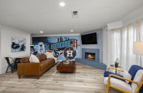 Montrose Casa | Walkable Montrose 2BR Houston Mural Sleeps 9
