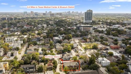 Montrose Casa | Walkable Montrose 2BR Houston Mural Sleeps 9