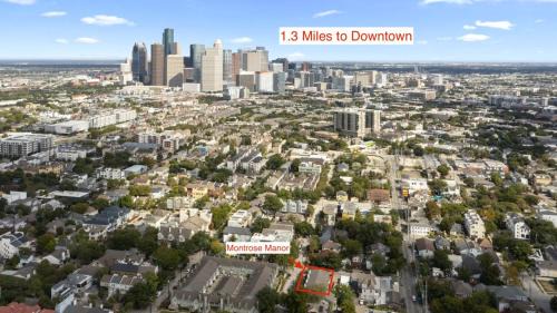 Montrose Casa | Walkable Montrose 2BR Houston Mural Sleeps 9