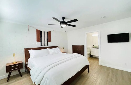 South Scottsdale Casa | Walkable OTS Mid Century Condo-Pool