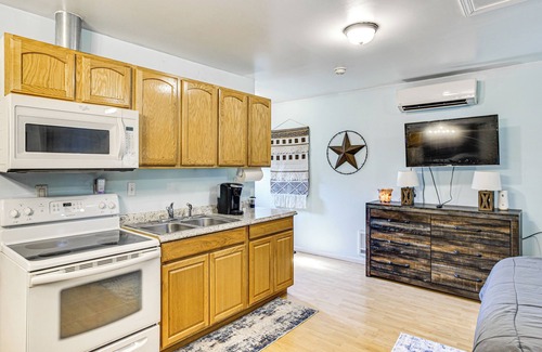 Puyallup Apartamento | Walkable Paradise: Downtown Puyallup Studio!