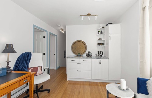 South Central Casa | Walkable private 2 bdrm suite w shared entry, kitchenette, bathroom