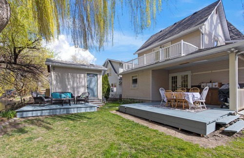 South Central Casa | Walkable private 2 bdrm suite w shared entry, kitchenette, bathroom
