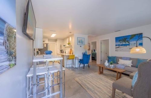 Gillespie Park Cabaña | Walkable to Downtown and Parks Brand New Furniture