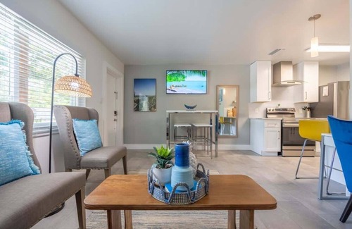 Gillespie Park Cabaña | Walkable to Downtown and Parks Brand New Furniture