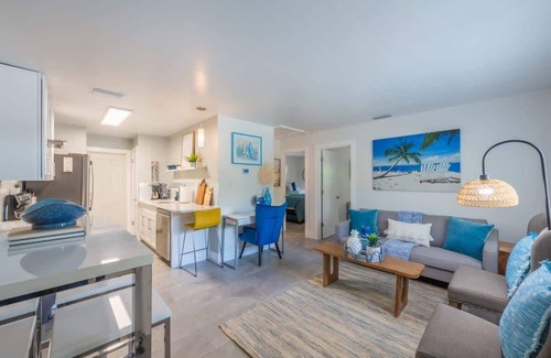 Gillespie Park Cabaña | Walkable to Downtown and Parks Brand New Furniture