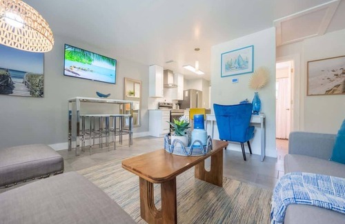 Gillespie Park Cabaña | Walkable to Downtown and Parks Brand New Furniture