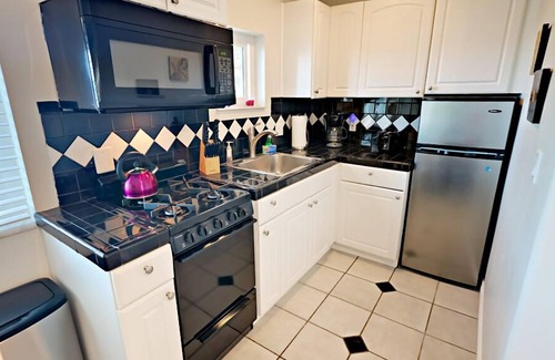 Golden Hill Apartamento | Walkable to Downtown, NEW Jacuzzi, Fire pit, Outdoor Kitchen w Built in BBQ (F)