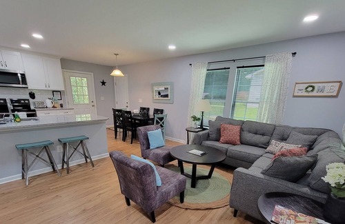 Waxhaw Casa | Walkable Waxhaw: Fully Renovated, Sleeps up to 7