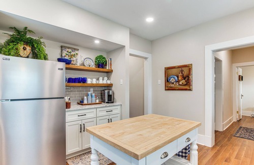 Zelienople Casa | Walkable Zelienople Home w/ Patio & Grill!