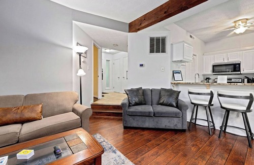 Wintergreen Condominio | Walking Distance to Ski Slopes! Cozy Condo that sleeps 4!