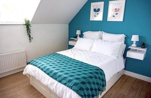 Bury St Edmunds Casa | Walking distance to hospital and town with free off-road parking