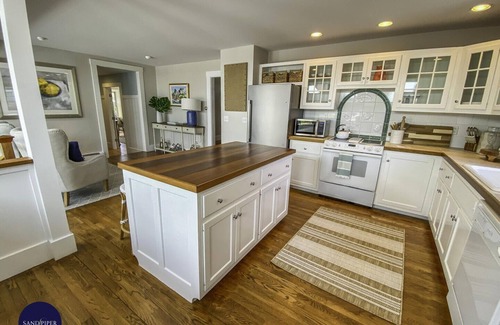 Katama Casa | Walking distance to downtown Edgartown w Heated Pool and Guest House!
