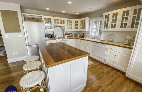 Katama Casa | Walking distance to downtown Edgartown w Heated Pool and Guest House!