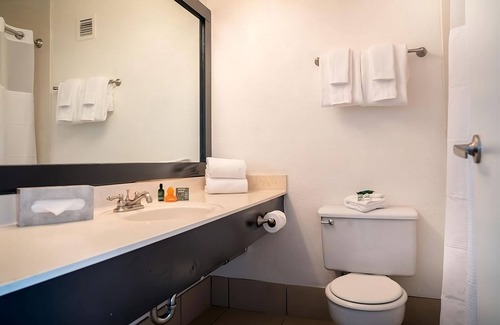 Las Vegas Hotel | Walking Distance to Las Vegas Strip! Sip Cocktails at the Pool!