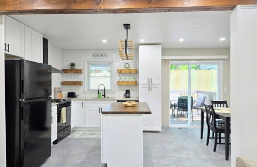 Mableton Casa | Walking distance to Mableton Amphitheatre! Family sized home with game room!