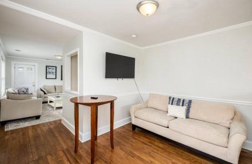 Commonwealth Park Casa | Walking distance to restaurants bars and breweries